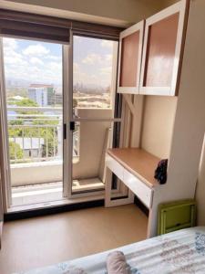 Un pat sau paturi într-o cameră la Torre de Manila Taft Avenue near Luneta Park US Embassy Intramuros Ermita Manila