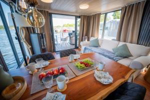 Φαγητό σε αυτό το πλωτό κατάλυμα ή κάπου εκεί κοντά