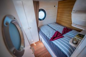 Ένα ή περισσότερα κρεβάτια σε δωμάτιο στο Hausboot Ariella Woma D13