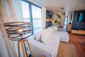 Χώρος καθιστικού στο Hausboot Elements Woma D13