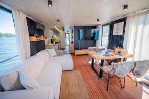 Χώρος καθιστικού στο Hausboot Elements Woma D13