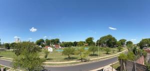 an empty street in a park with trees and a road at Departamento Temporal con Cochera in Paraná