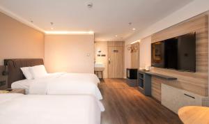 Μια τηλεόραση ή/και κέντρο ψυχαγωγίας στο Hanting Premium Hotel Shanghai Pudong Airport Chenyang Road