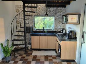a kitchen with a sink and a window at Chale Doce Refugio in Ouro Preto