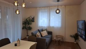 una sala de estar con un sofá y una mesa en Mountain view with balcony and free parking, en Lungern