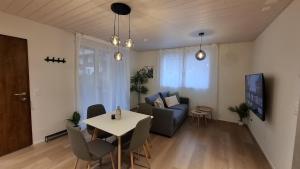 Una sala de estar con un sofá y una mesa con sillas. en Mountain view with balcony and free parking, en Lungern 10 fotos más