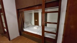 una litera en una habitación con escalera en Aurora Hostel Inn, en Boracay