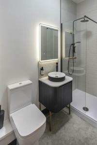 Un baño con inodoro, lavabo y ducha. en The Sixty Aparthotel - Central Cardiff Apartment with Parking, en Cardiff