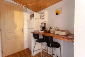 Køkken eller tekøkken på charmante maisonnette & jardin non clos proche forêt