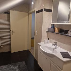 Et badeværelse på Dachgeschosswohnung + 9 billeder