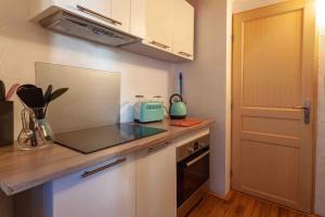 Køkken eller tekøkken på charmante maisonnette & jardin non clos proche forêt