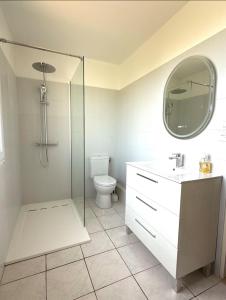 Ένα μπάνιο στο Villa Valara