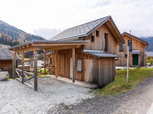 eine Holzhütte mit Walmdach in der Unterkunft Chalet in Hohentauern direkt im Skigebiet in Hohentauern