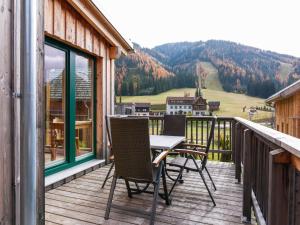 Ein Tisch und Stühle auf einem Balkon mit Aussicht in der Unterkunft Chalet in Hohentauern direkt im Skigebiet in Hohentauern