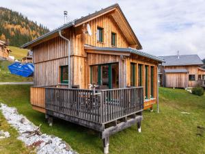 ein Holzhaus mit einer großen Terrasse auf einem Hof in der Unterkunft Chalet in Hohentauern direkt im Skigebiet in Hohentauern + 31 Fotos