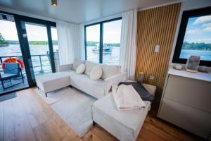 Χώρος καθιστικού στο Luxurious Houseboat Pina