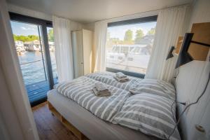 Ένα ή περισσότερα κρεβάτια σε δωμάτιο στο Luxurious Houseboat Pina