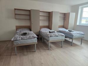 Ένα ή περισσότερα κρεβάτια σε δωμάτιο στο Ubytovňa Levice