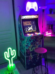 a lit up aquarium with a pinball machine and a stool at Les Loges Du Théatre 160m2 PRIVÉ 14 personnes MAX tout équipé a 200m de l'AVENUE DE CHAMPAGNE et toutes commodités DEGUSTATION CHAMPAGNE OFFERTE jacuzzi sauna jeux velos EMPLACEMENT EXCEPTIONNEL et CHIC in Épernay +95 photos