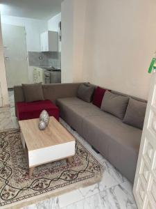 een woonkamer met een bank en een salontafel bij Marsa home in Dar Tahar Zaouch