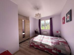 ein Schlafzimmer mit einem Bett und einem Fenster in der Unterkunft Maison tout confort avec piscine chauffée au bord des rives de la Dordogne in Argentat + 33 Fotos