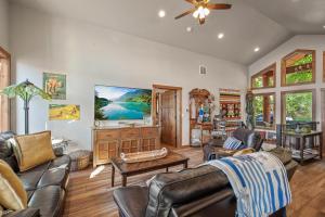 un soggiorno con un divano e un tavolo di 7114 Tribal Camp Ln a Rockford Bay