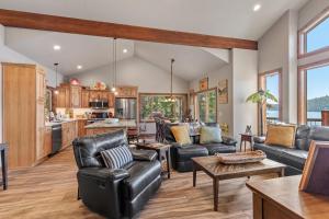 un soggiorno con mobili in pelle e una cucina di 7114 Tribal Camp Ln a Rockford Bay