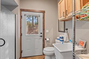 un bagno con un water bianco e un lavandino di 7114 Tribal Camp Ln a Rockford Bay Altre 29 foto