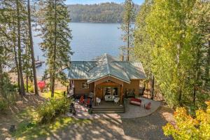 una vista aerea di una casa con vista sul lago di 7114 Tribal Camp Ln a Rockford Bay