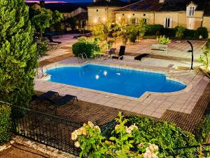 Bazén v ubytování Logis Hôtel Restaurant de Bas nebo v jeho okolí