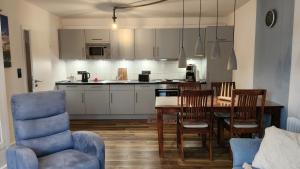 Kuchyň nebo kuchyňský kout v ubytování Ferienwohnung FeWo Plaggenburg- die Kleine große