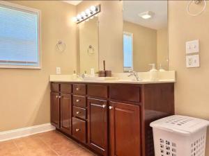 里士满Cozy Home on Golf Course Near I75 and Bucee's的浴室里有洗手池和镜子 更多35张照片