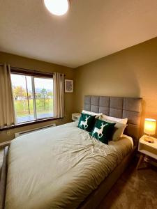 Postel nebo postele na pokoji v ubytování Lakeview Haven House