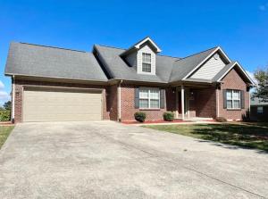 里士满Cozy Home on Golf Course Near I75 and Bucee's的大型砖屋,有大车道