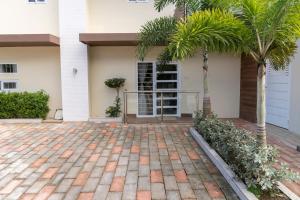 una casa con una palmera y un patio en La Isla Royal - Abismo Celeste, en Miches