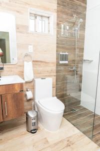 un baño con inodoro y ducha en La Isla Royal - Abismo Celeste, en Miches