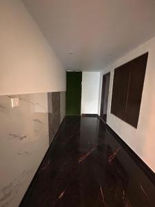 una stanza vuota con pareti verdi e bianche di A Hotel & Restaurant a Mussoorie Altre 16 foto