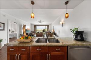 Kuchyň nebo kuchyňský kout v ubytování Honua Kai K1024 · HK K1024 Kaanapali Beach Condo Resort Living R