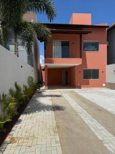 ein Haus mit einem Weg davor in der Unterkunft Village GRAND LUX exclusivo com piscina privativa in Feira de Santana