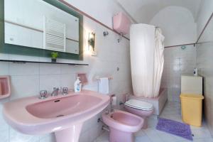 ガラトーネにあるIl Giardino casa vacanzeのバスルーム(ピンクのシンク、トイレ付)