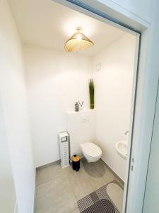 une salle de bains avec toilettes et lavabo dans l'établissement Appartement Madinina View, à Fort-de-France 8 autres photos