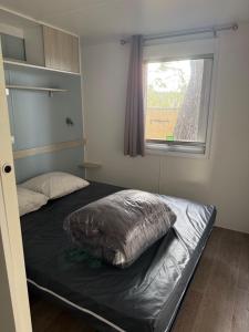 Postel nebo postele na pokoji v ubytování Camping carry le rouet Lou Soulei + 10 fotografií