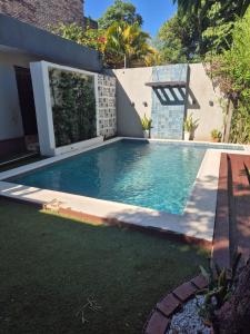 Bassein majutusasutuses Casa moderna com piscina e edicula em Ciudad Del Este PY või selle lähedal