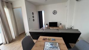 ein Wohnzimmer mit Sofa und Tisch in der Unterkunft Longanea 1 in Saint-Pierre