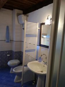 A bathroom at Il Gallo Del Vicino