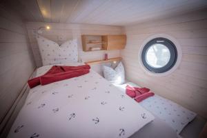 Postel nebo postele na pokoji v ubytování Feel-good Houseboat Redwine Woma