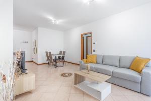 un salon avec un canapé et une table dans l'établissement Parking & Free WiFi - Functional apartment, à Modène