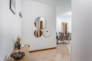 une salle à manger avec une table et un miroir dans l'établissement Parking & Free WiFi - Functional apartment, à Modène