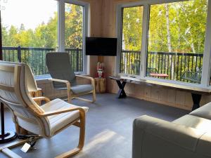 Χώρος καθιστικού στο Le Nid - À travers les arbres