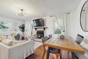 un soggiorno con un tavolo e un divano di Casa Amarilla ad Arden